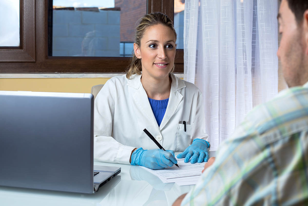 5 Benefits of Non-Hospital Anesthesia dentist talking to patient about non-hospital anesthesia